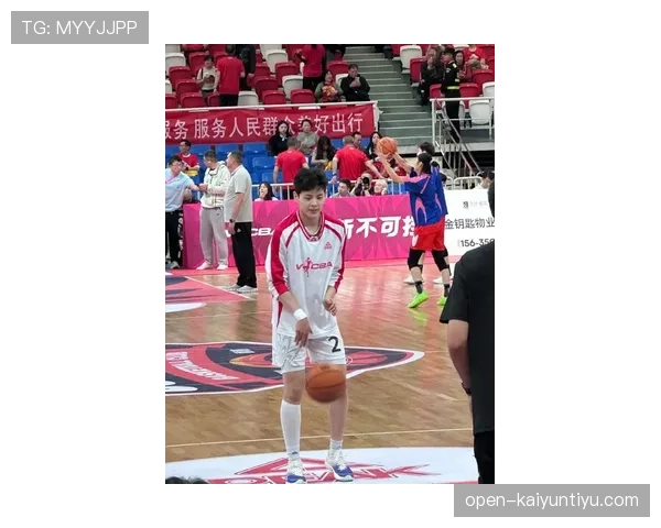 杨舒予训练完直接拎爱马仕去吃火锅？