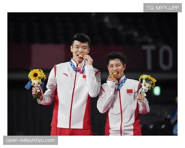 黄东萍训练完直接瘫在场边啃香蕉，这自律和松弛感也太真实了吧